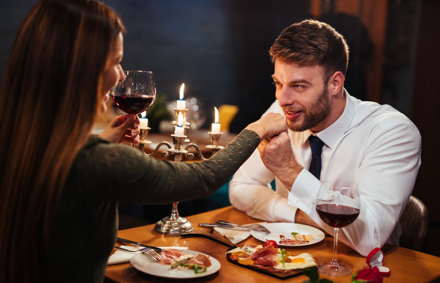 Casal em um jantar romântico