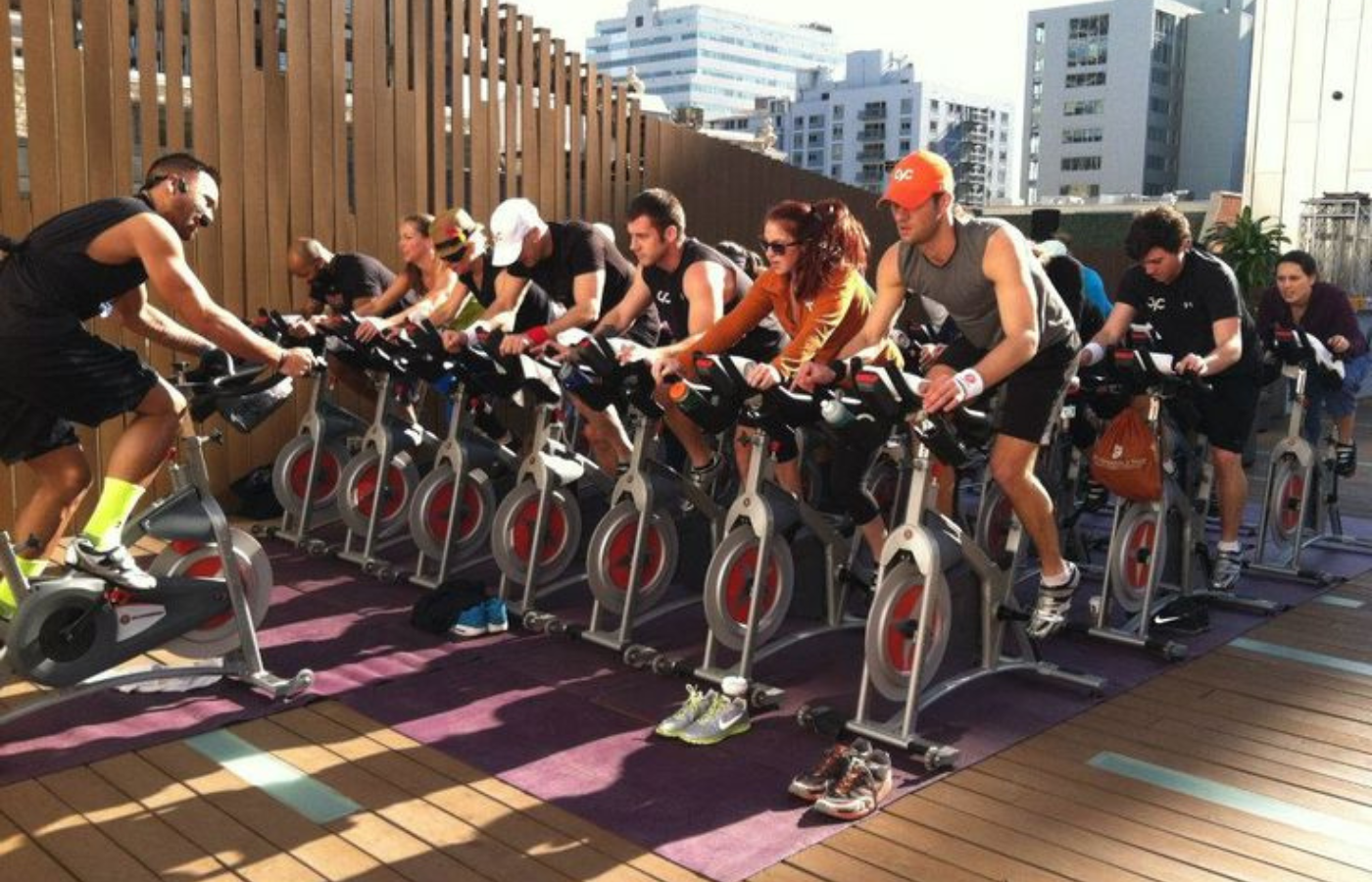 Grupo de pessoas numa aula de bike spinning