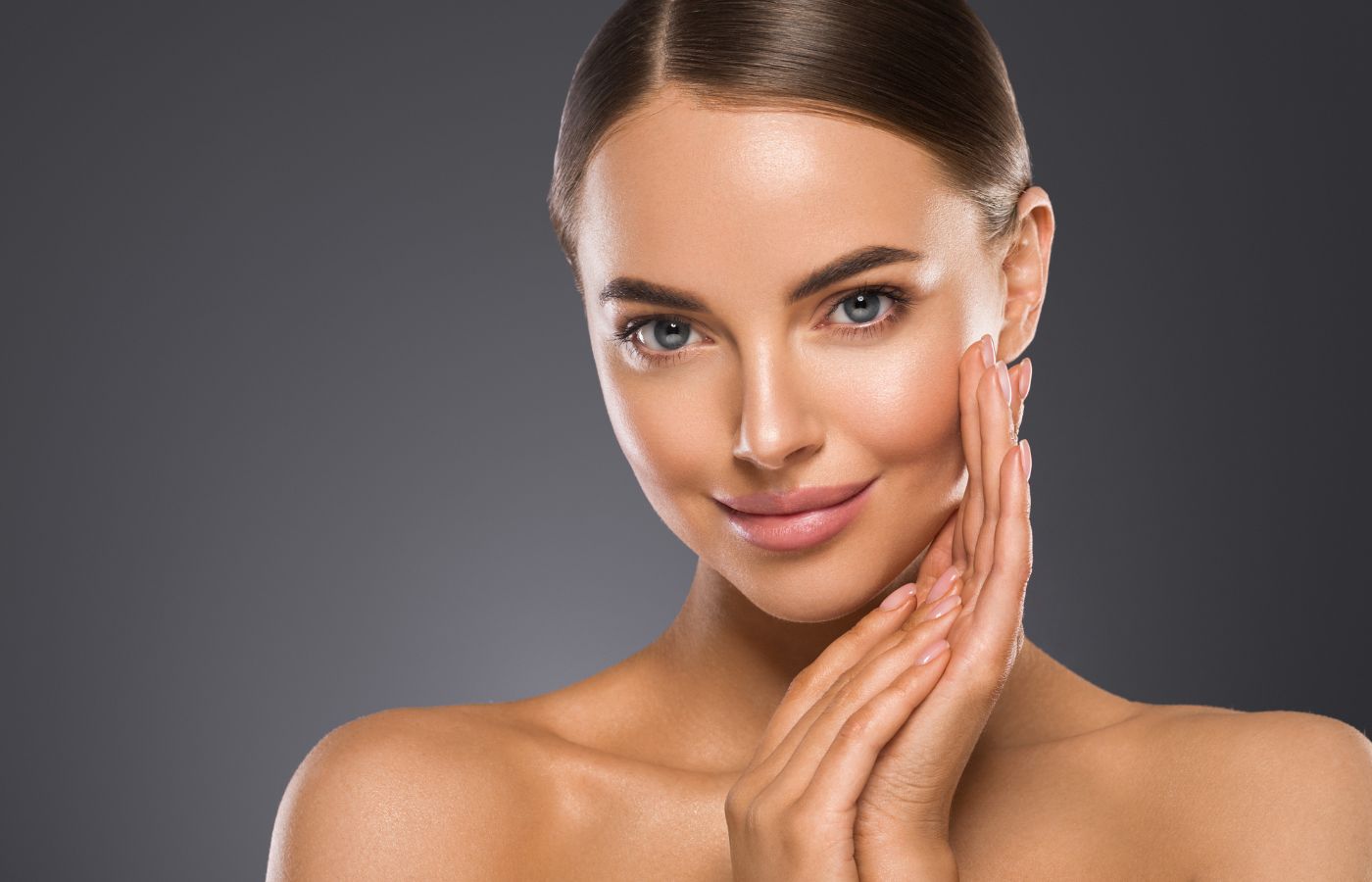 Jovem com a pele saudável