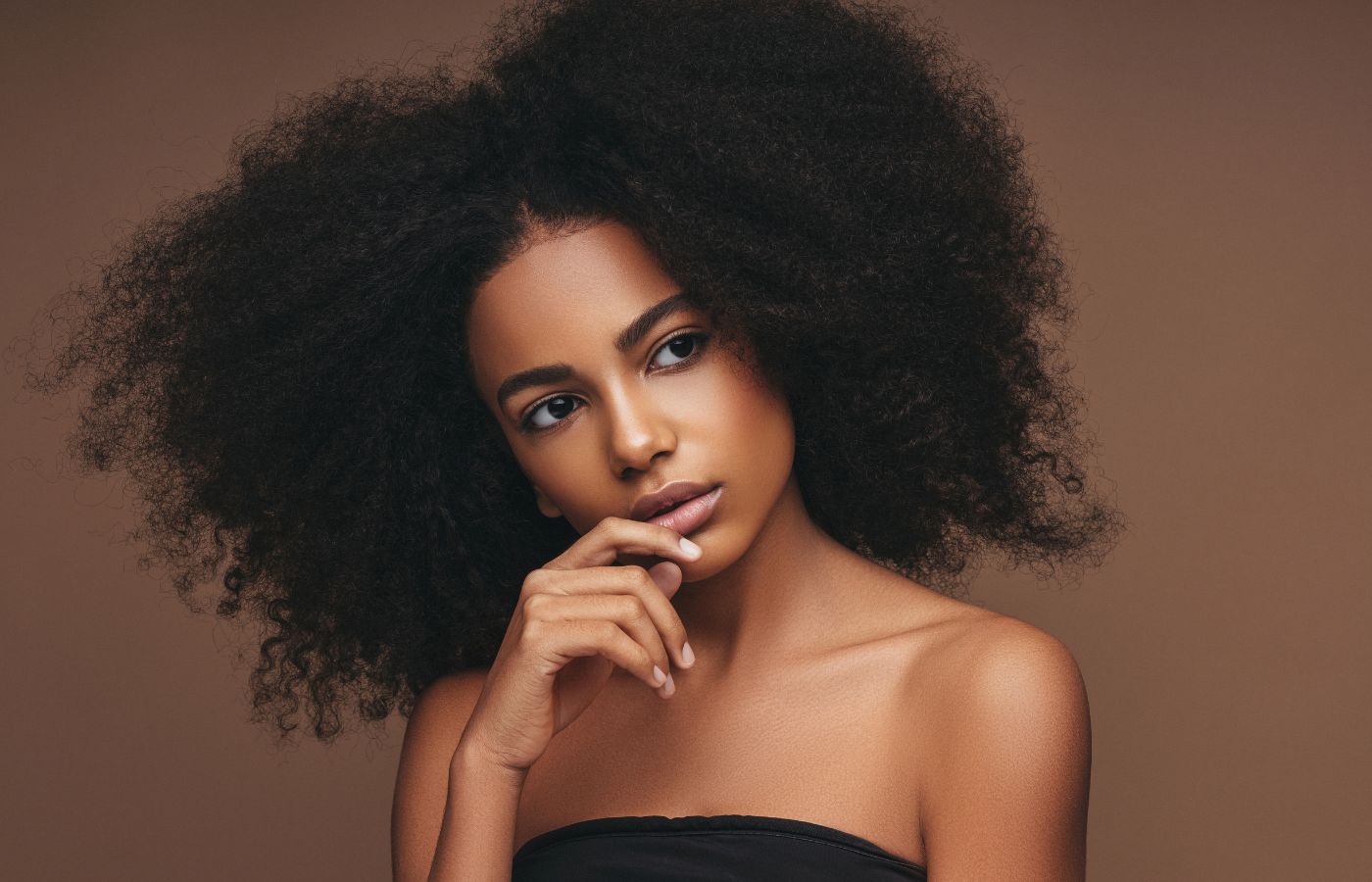 Jovem com cabelo crespo