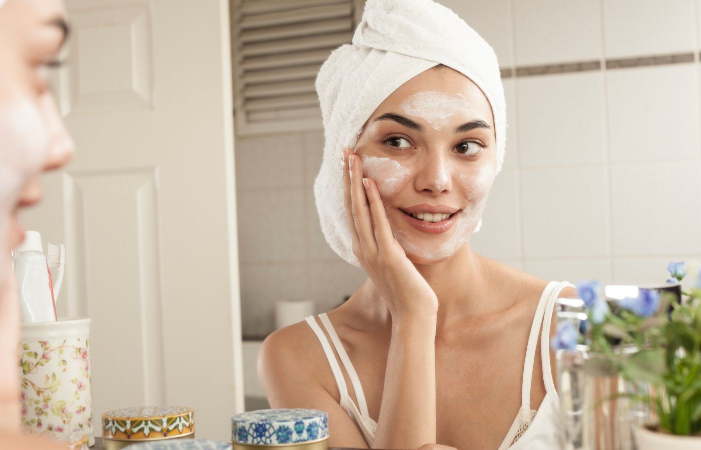 Jovem numa rotina de Skincare