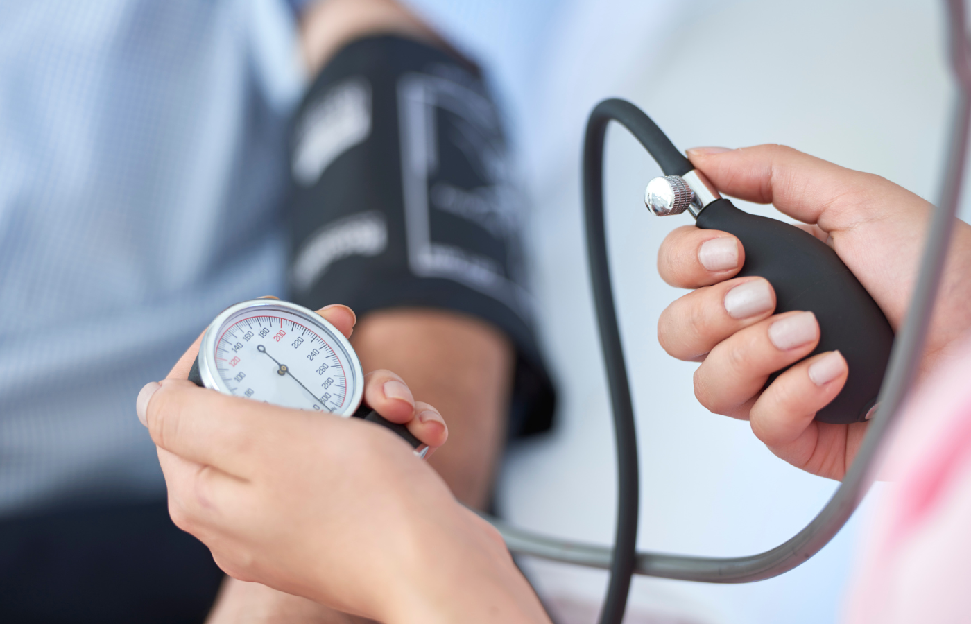 Médico medindo a pressão arterial da paciente