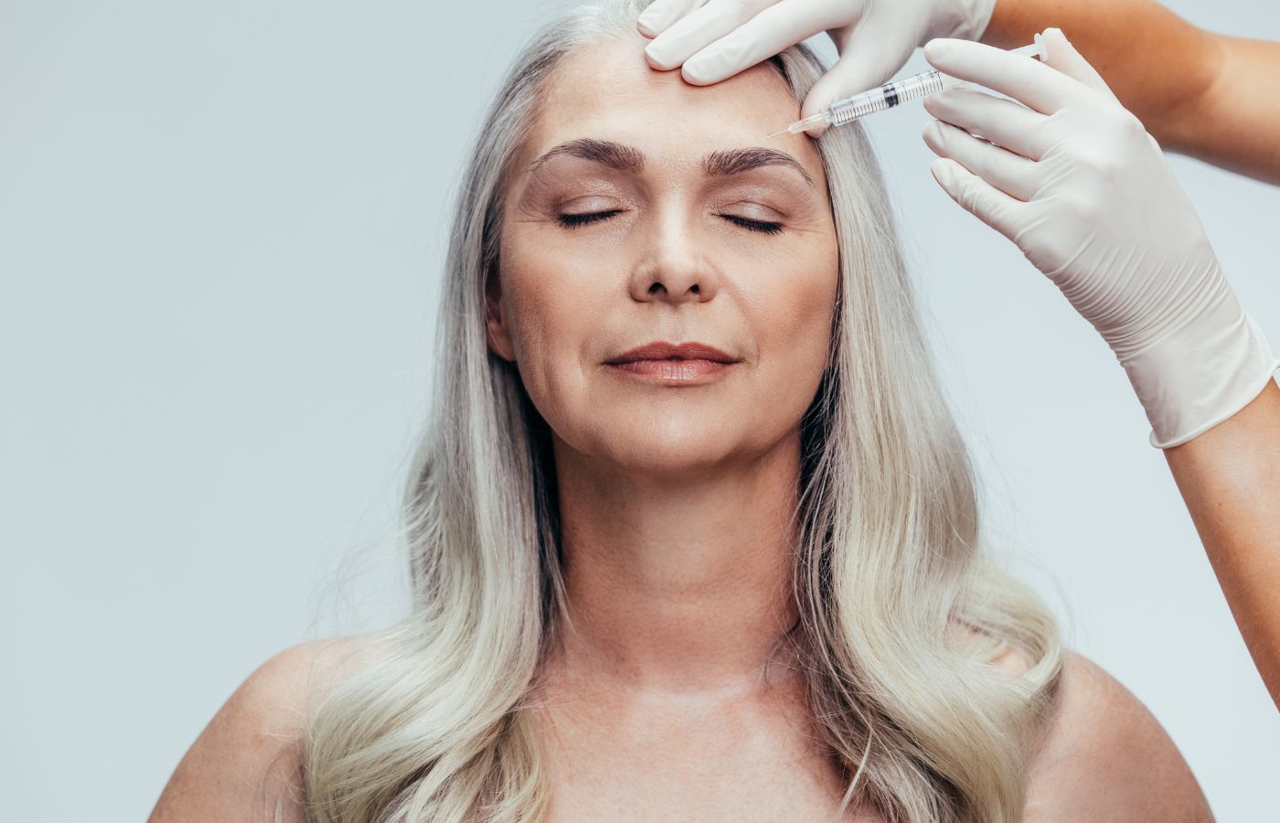 Mulher 50+ numa sessão de microbotox