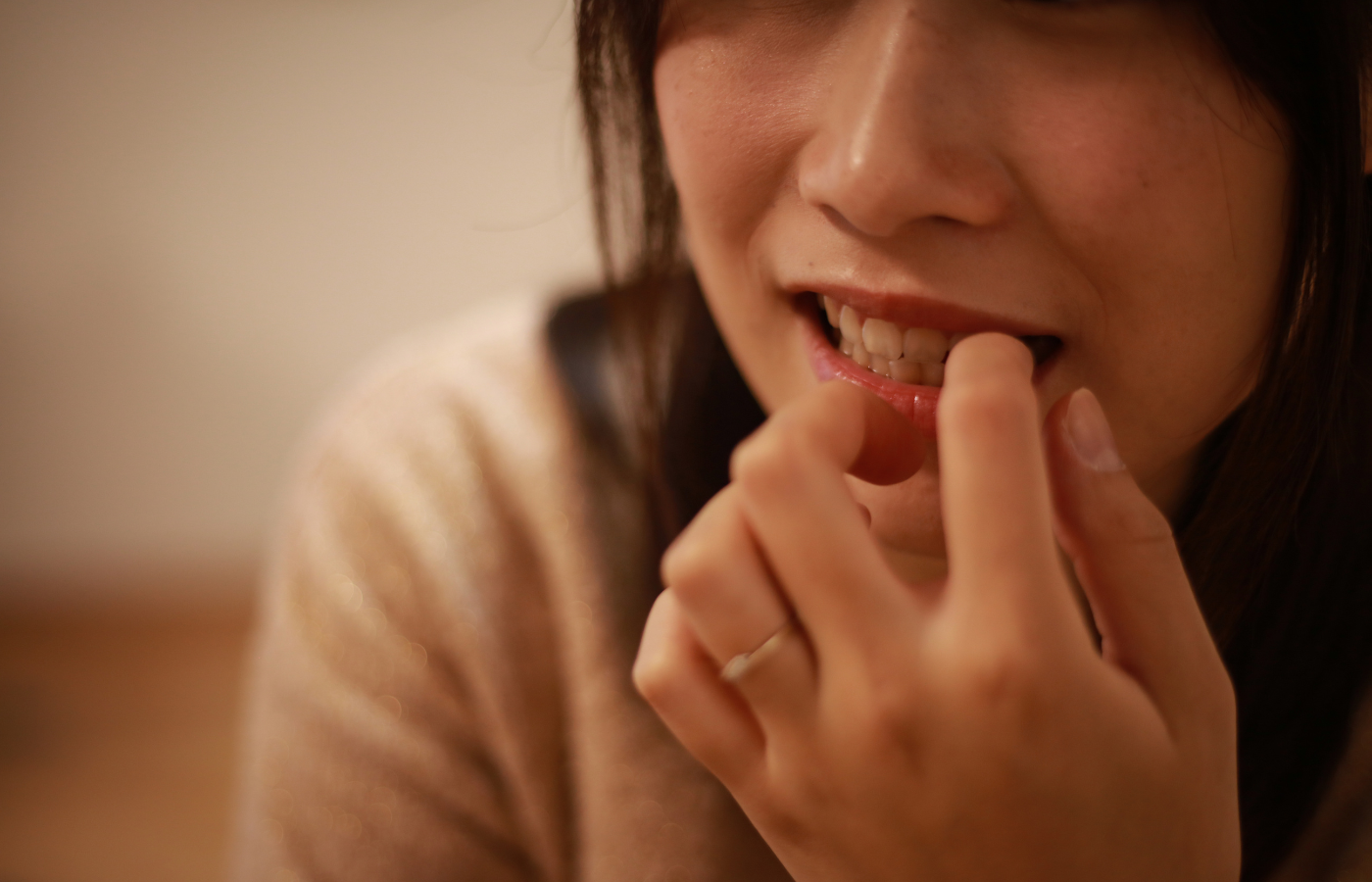 Mulher com ansiedade roendo as unhas