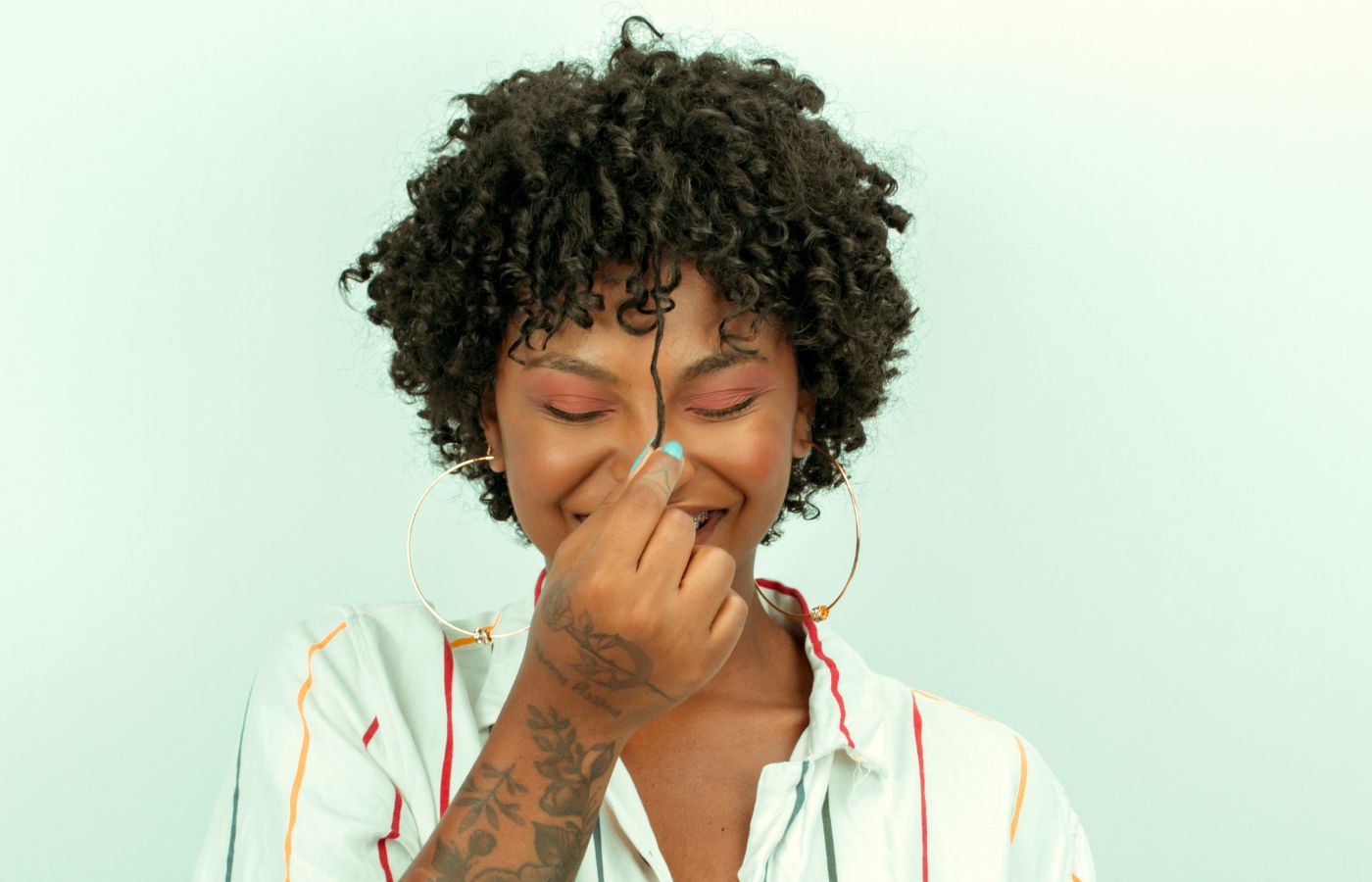 Mulher com cabelo cacheado