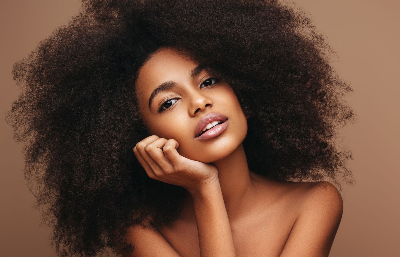 Mulher com cabelo crespo