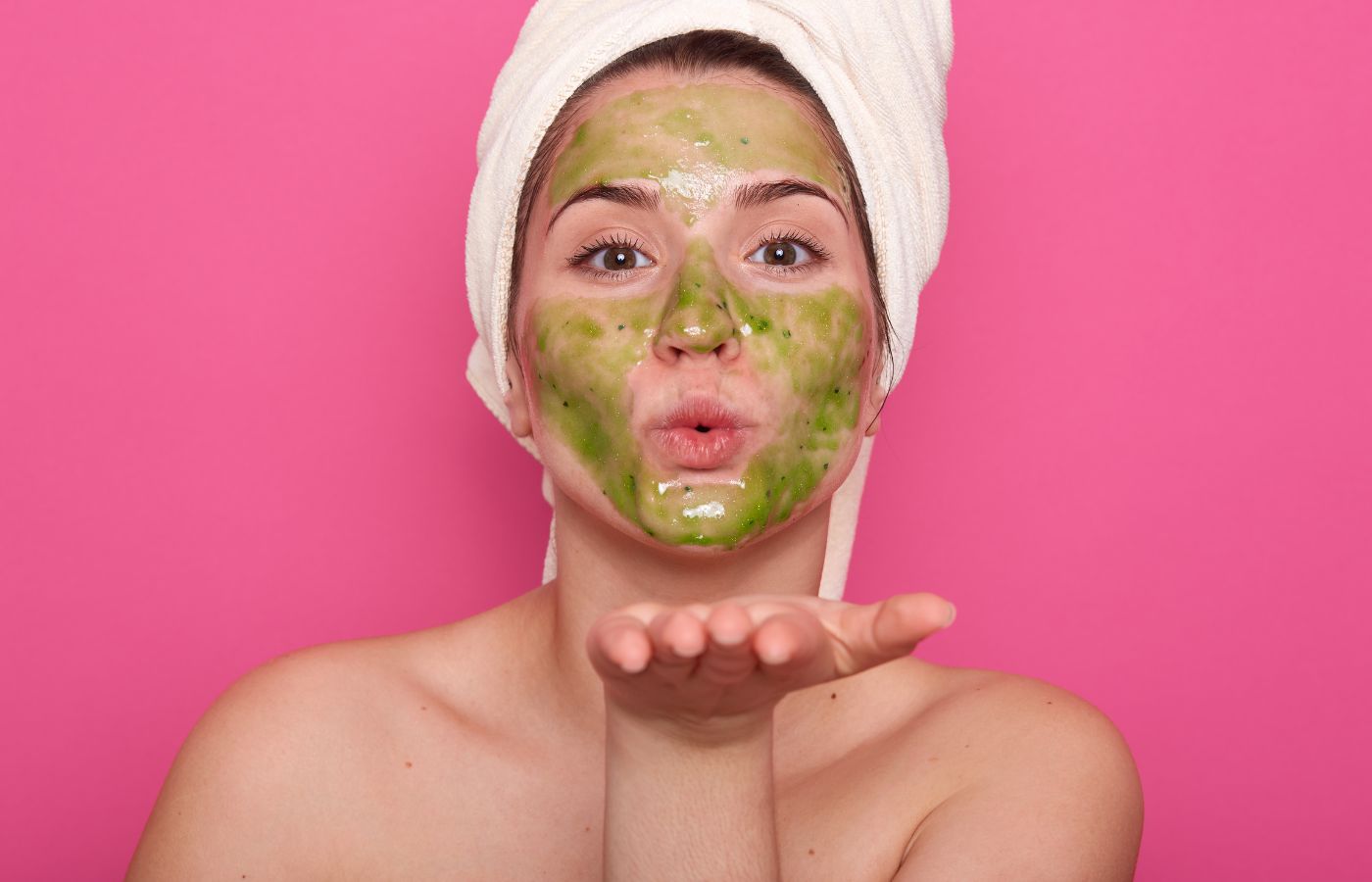 Mulher com uma máscara facial no rosto