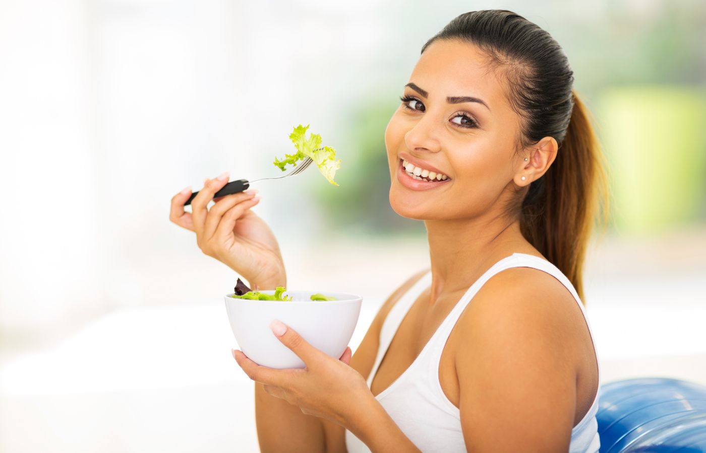 Mulher comendo salada
