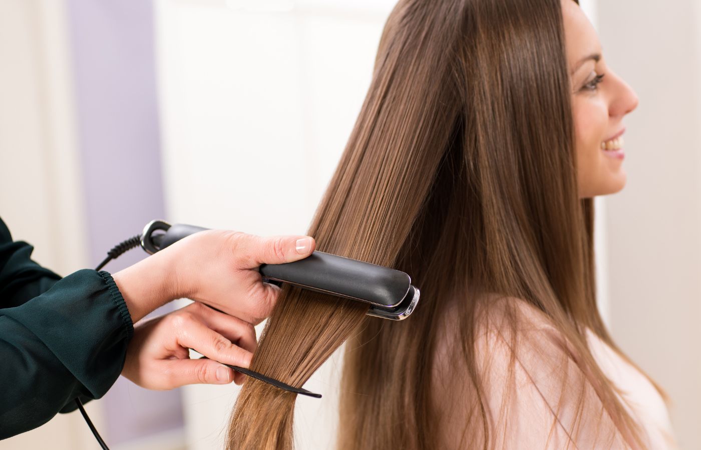 Mulher fazendo cauterização capilar