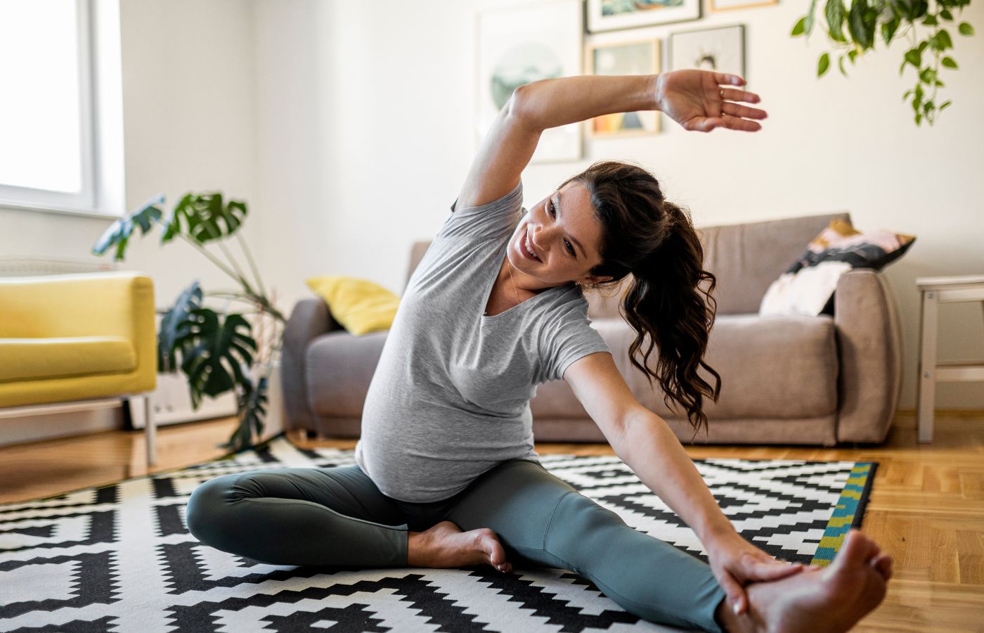 Mulher fazendo exercício de alongamento