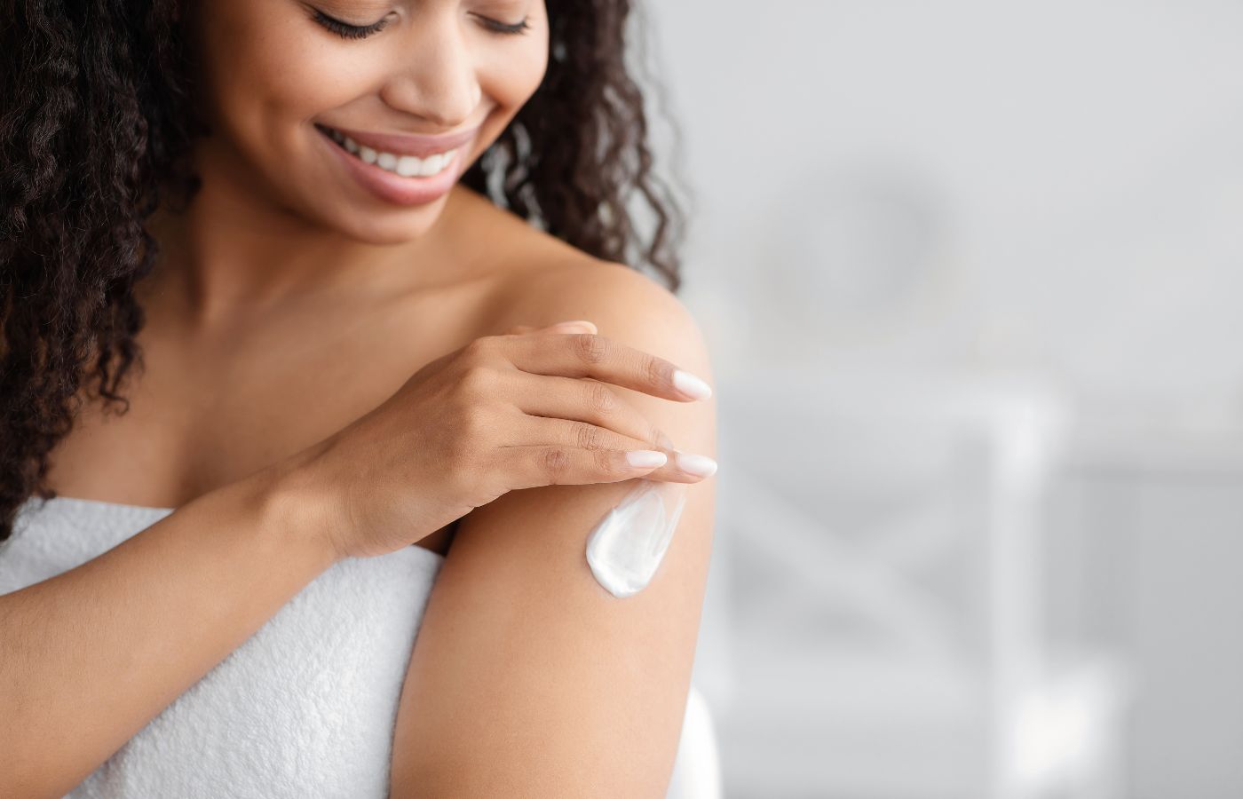 Mulher hidratando o braço
