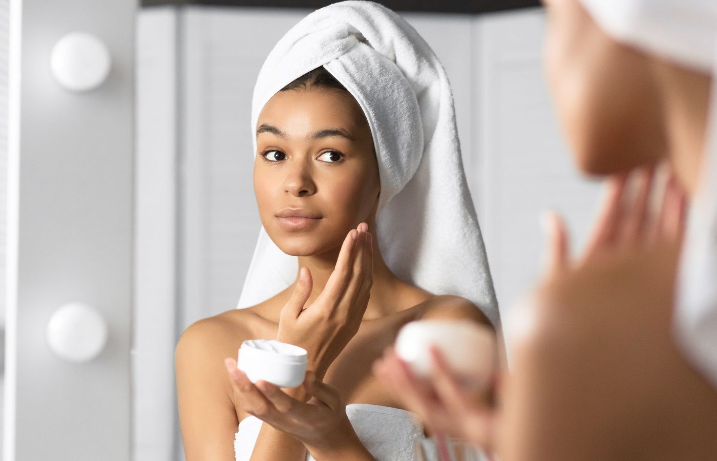 Mulher hidratando o rosto