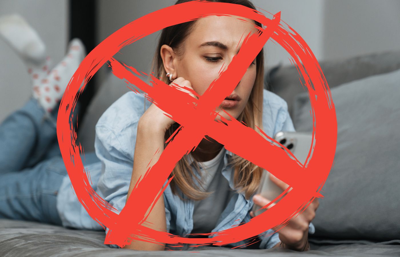 Mulher mexendo no celular