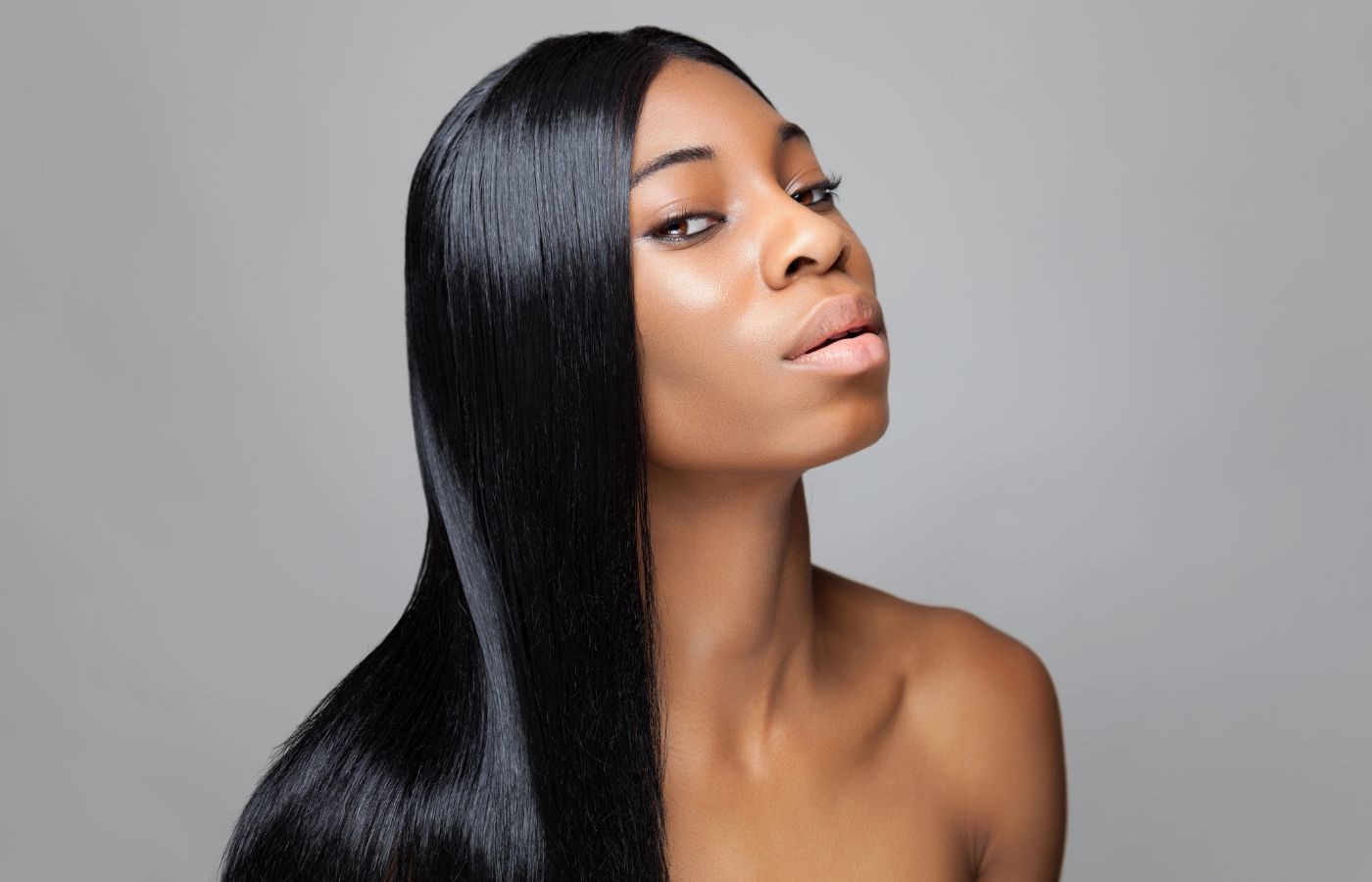 Mulher negra com cabelo liso