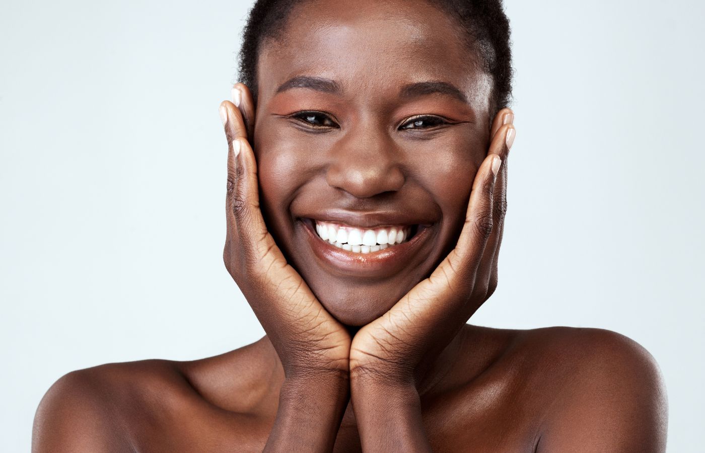 Mulher negra sorrindo