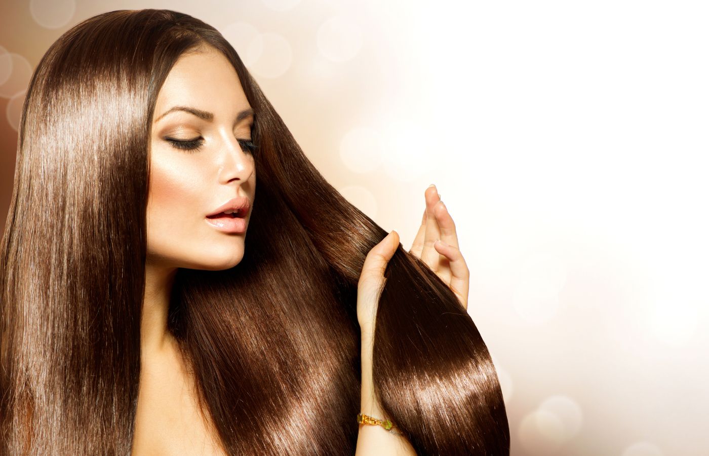 Mulher segurando o seu cabelo