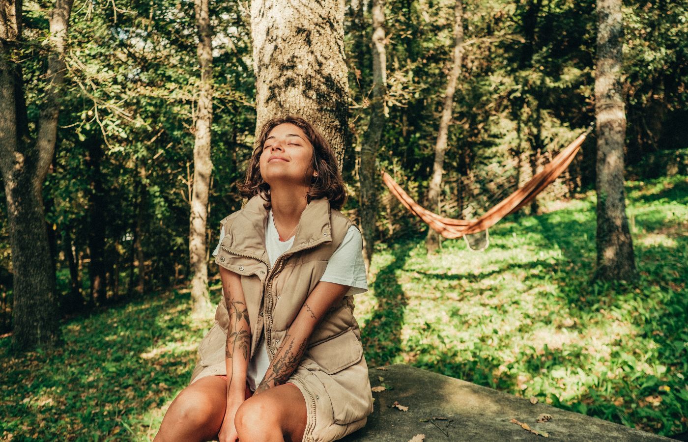 Mulher sentada em meio a natureza