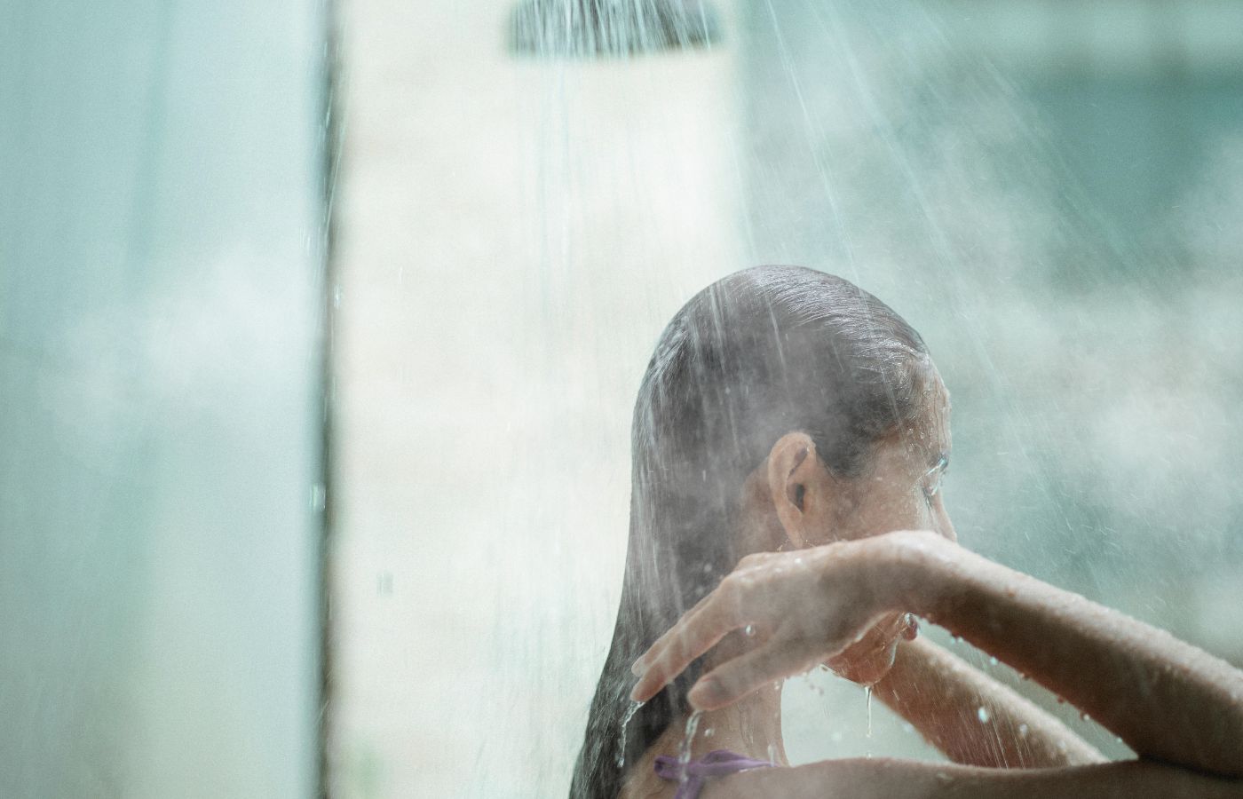 Mulher tomando banho quente