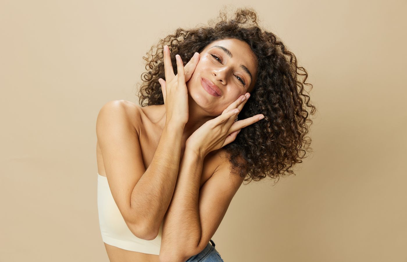 O Que São Ceramidas Descubra 6 Benefícios para Cabelo e Pele - Mulher cacheada com a pele saudável