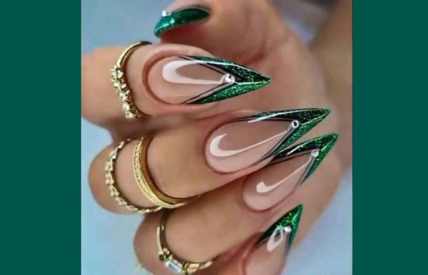 Unha francesinha com as pontas na cor verde