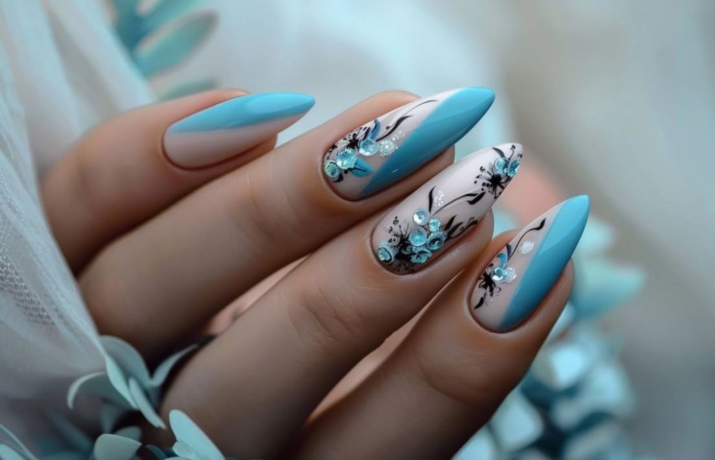 Unhas azul claro e rose floral