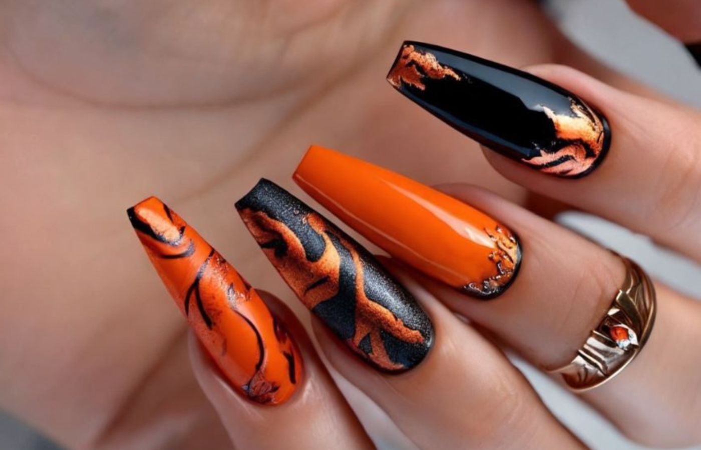 Unhas decoradas laranja e preto