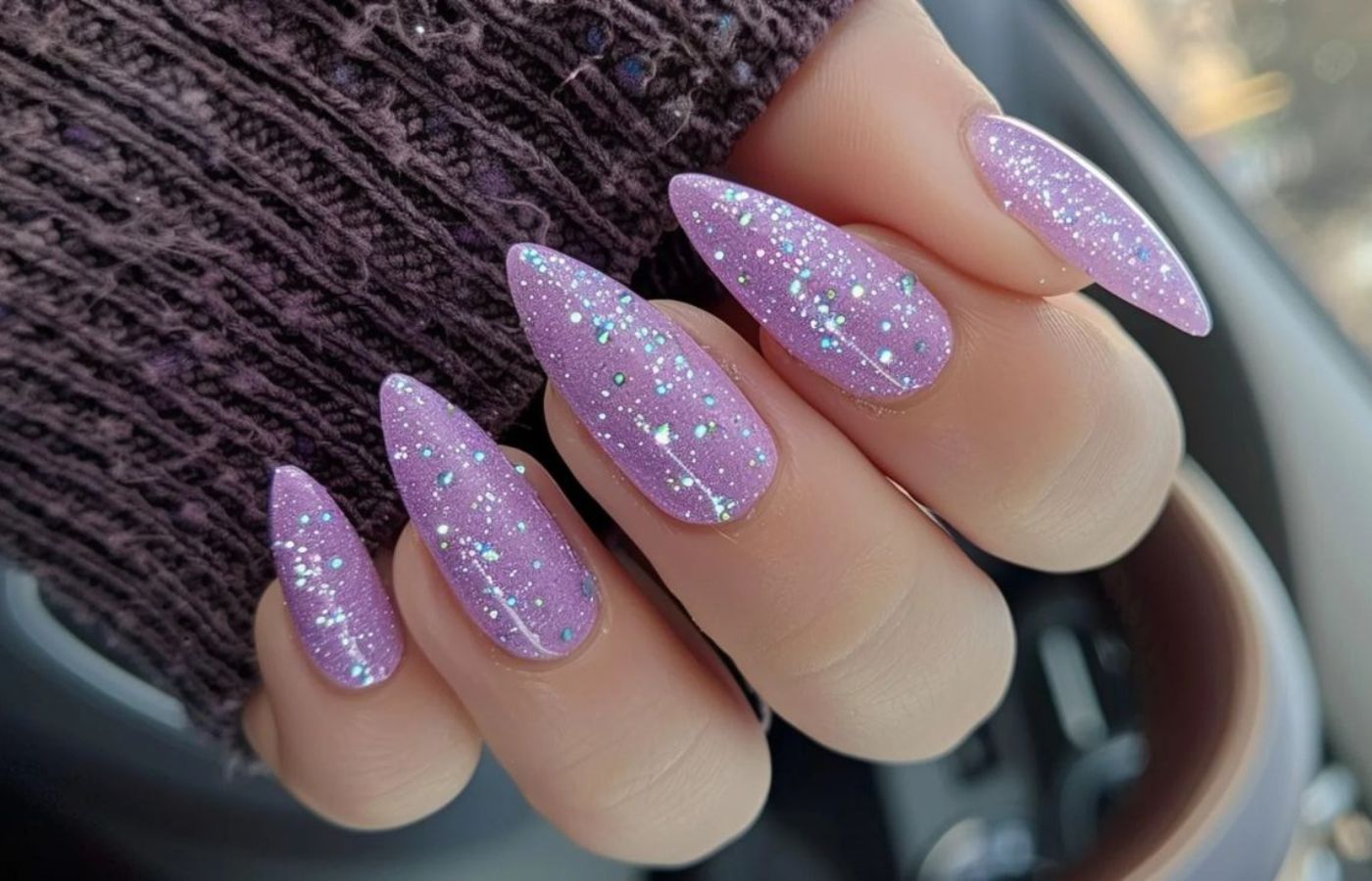 Unhas lilás com glitter