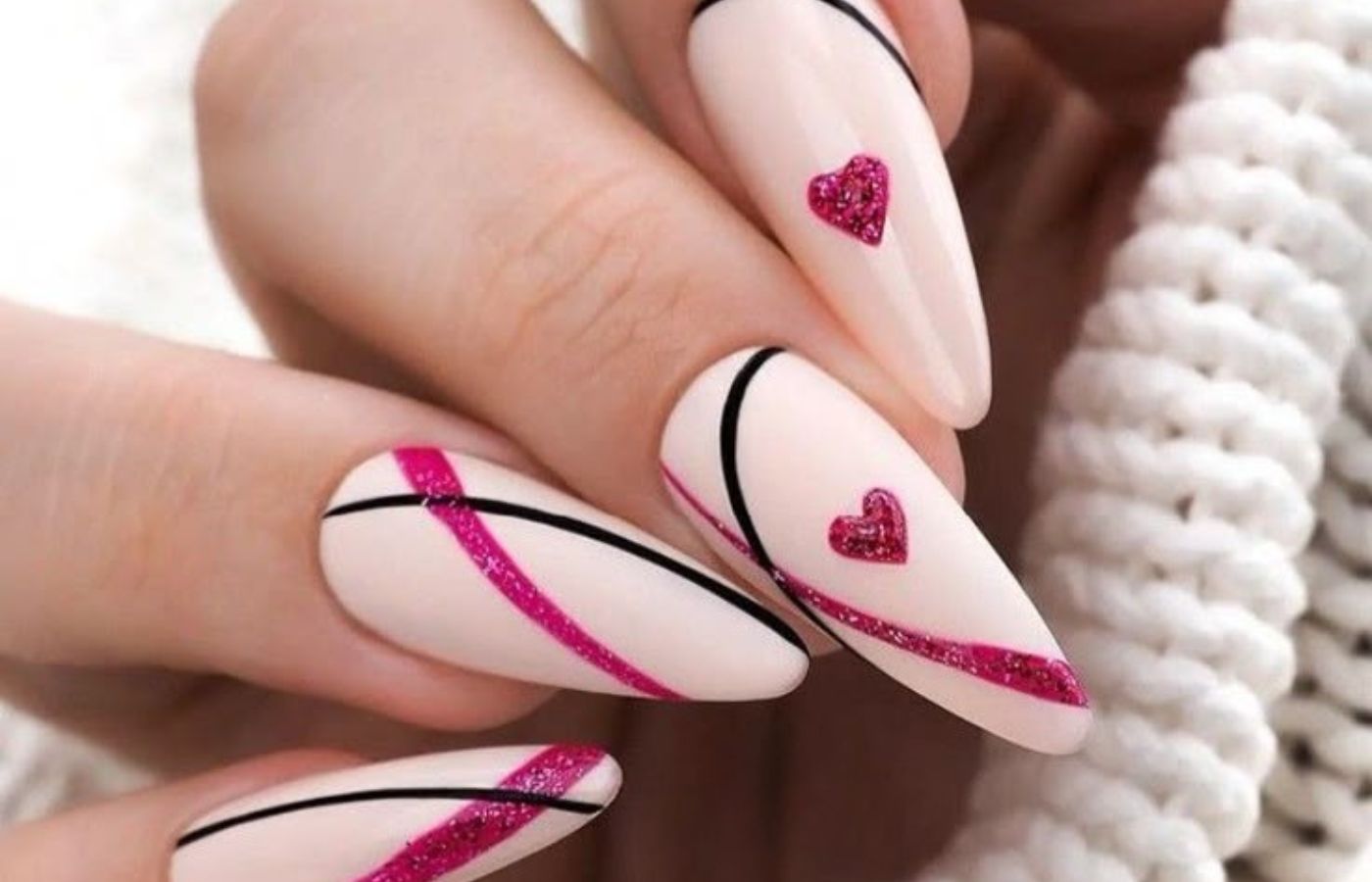 Unhas minimalistas rosa claro com traços e corações