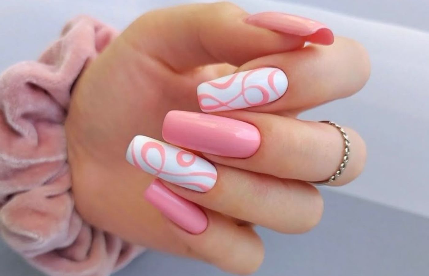 Unhas minimalistas rosa e branco