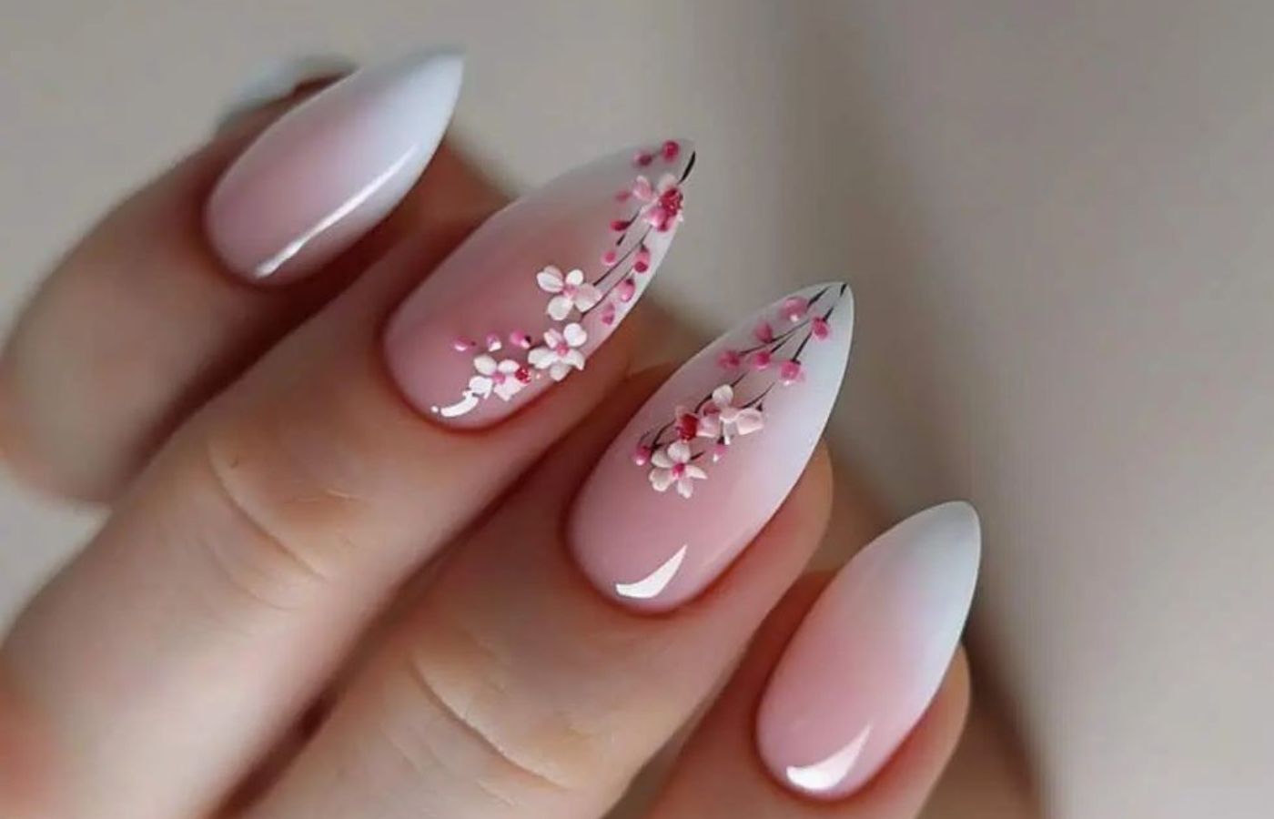 Unhas ombre rosa e branco decorado com florzinhas