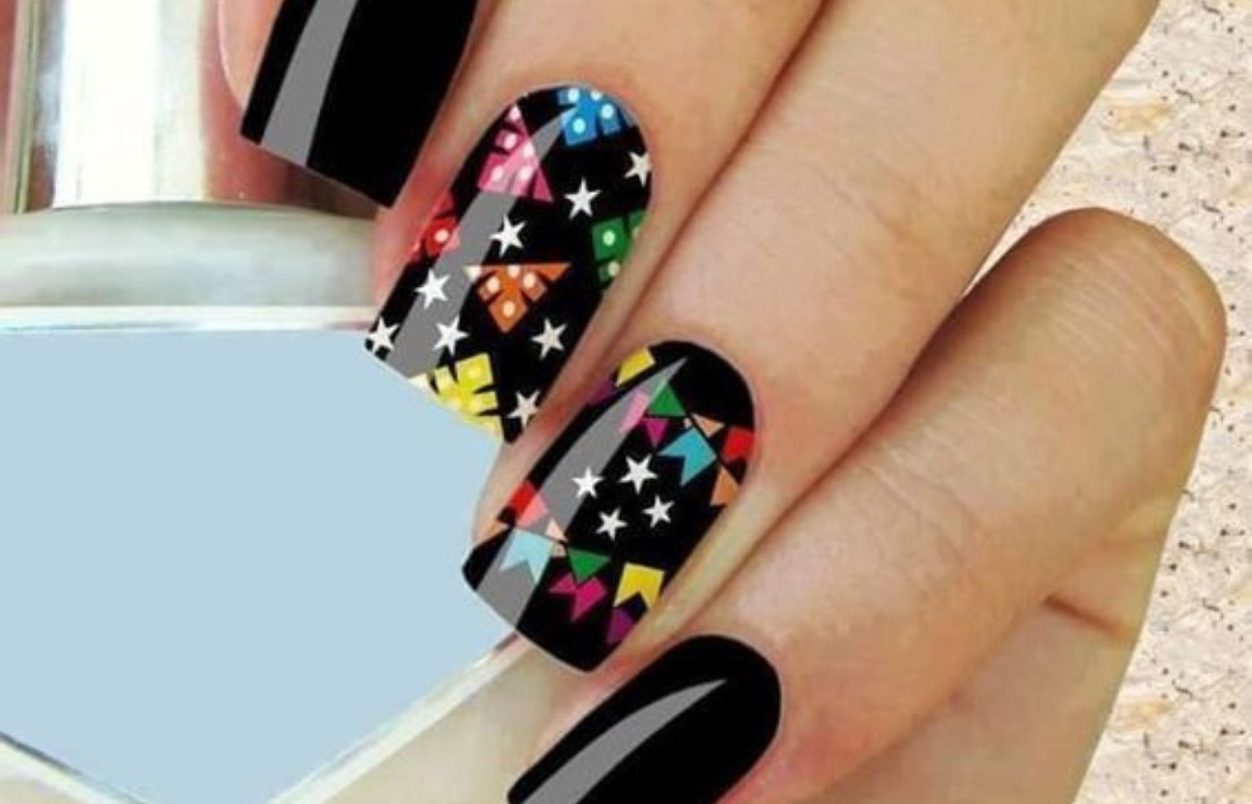 Unhas pretas com bandeirinhas e estrelas
