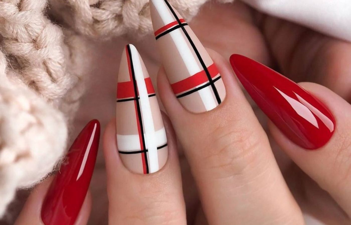 Unhas vermelhas com decoração em xadrez