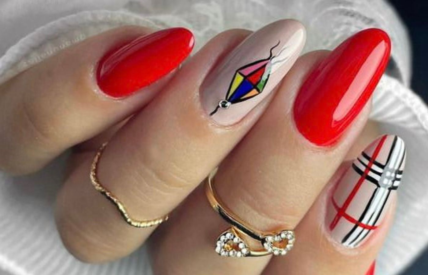 Unhas vermelhas e nude decoradas com balão e xadrez