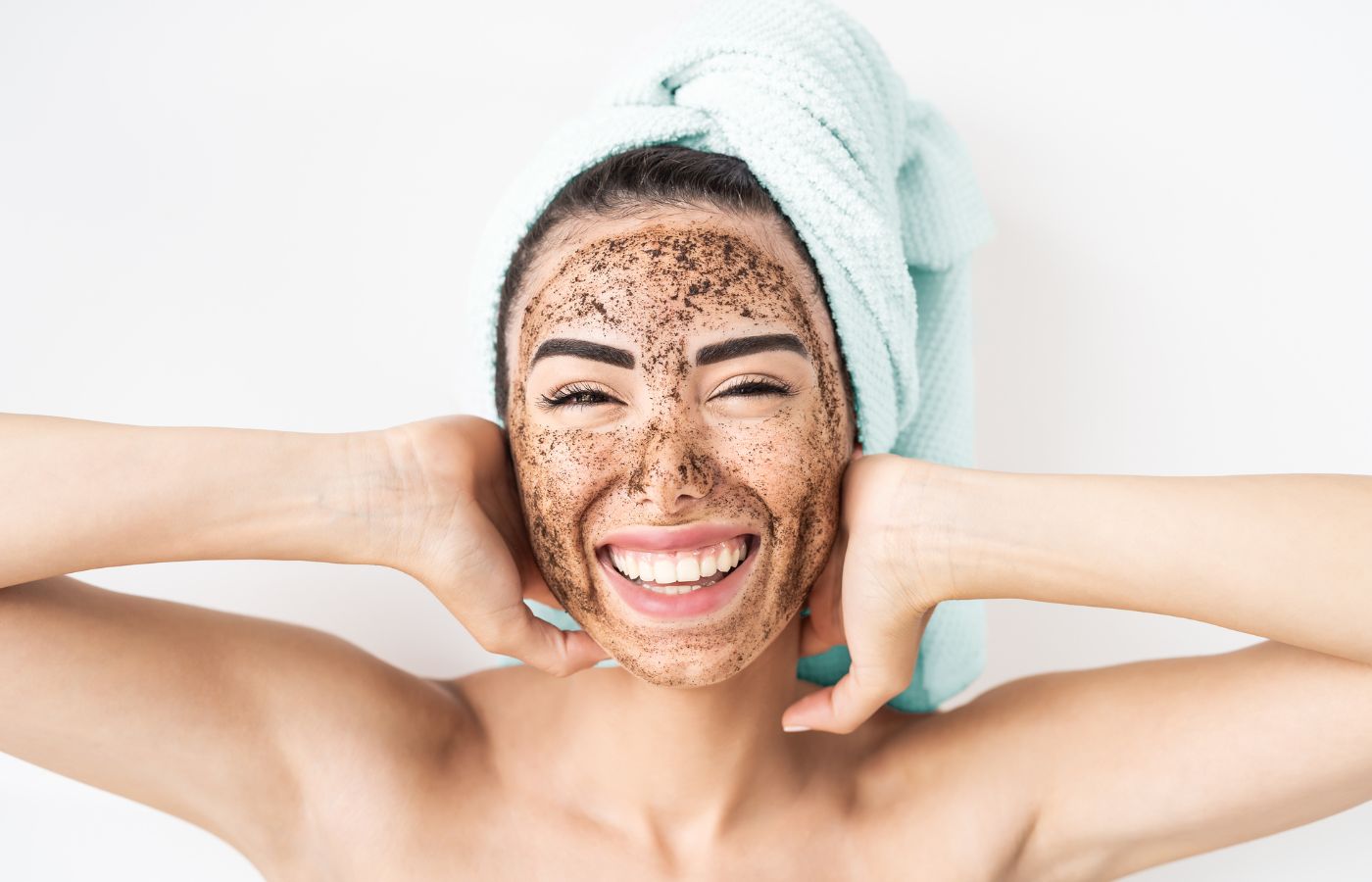 Mulher fazendo esfoliação facial
