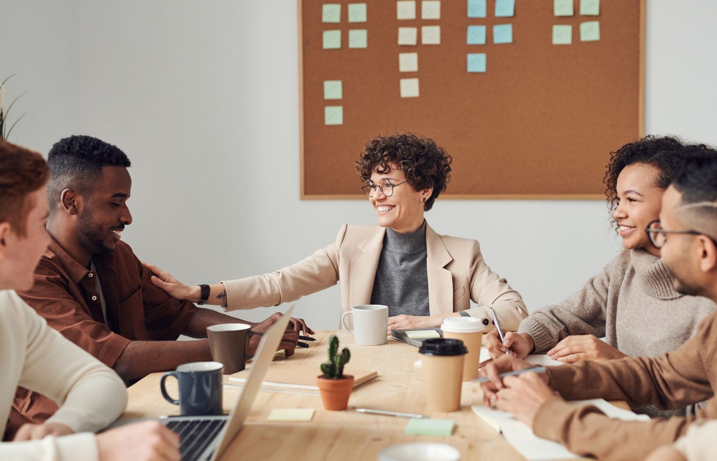 Pessoas felizes no ambiente de trabalho