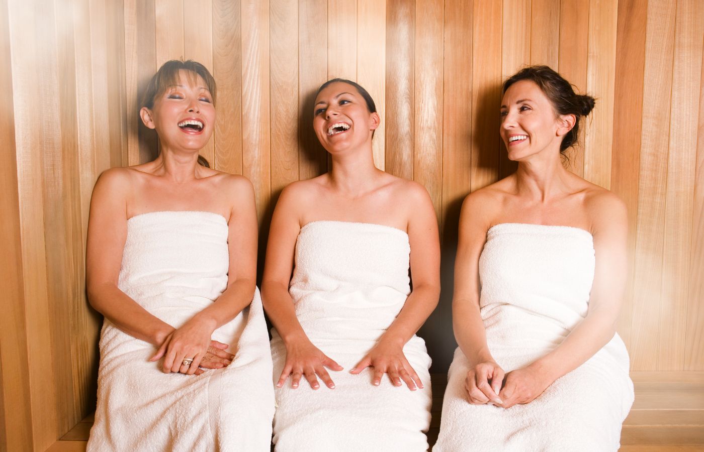 Três amigas felizes na sauna
