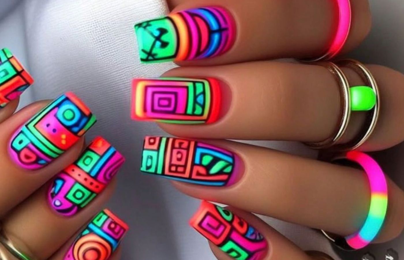 Unhas coloridas com formas geométricas