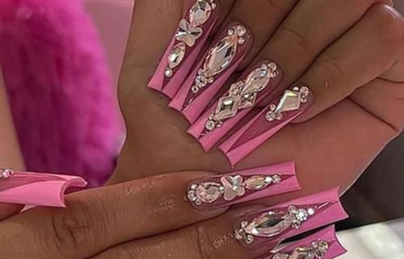 Unhas cor de rosa com pedrarias