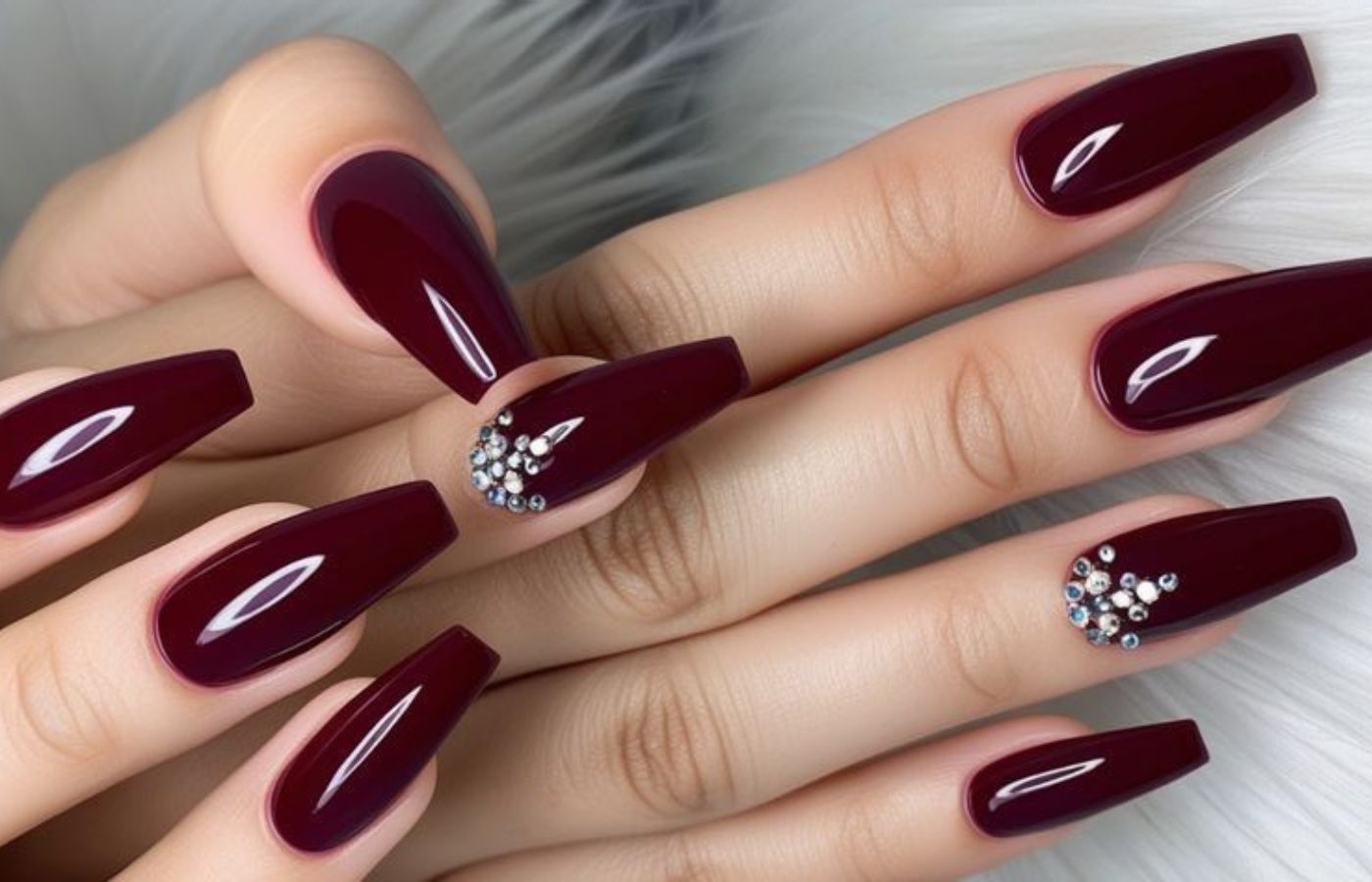 Unhas cor de vinho decoradas com strass