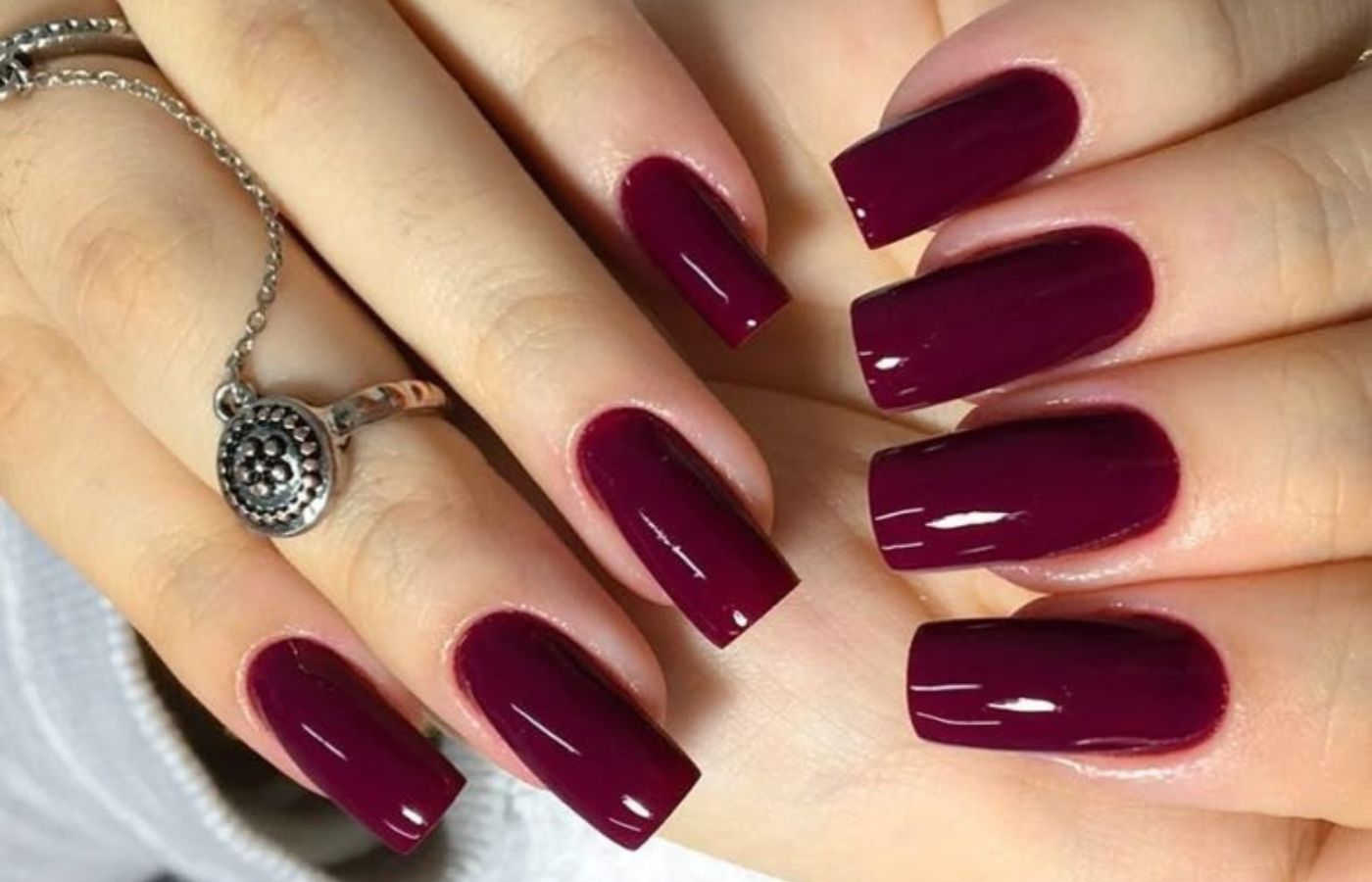 Unhas cor de vinho