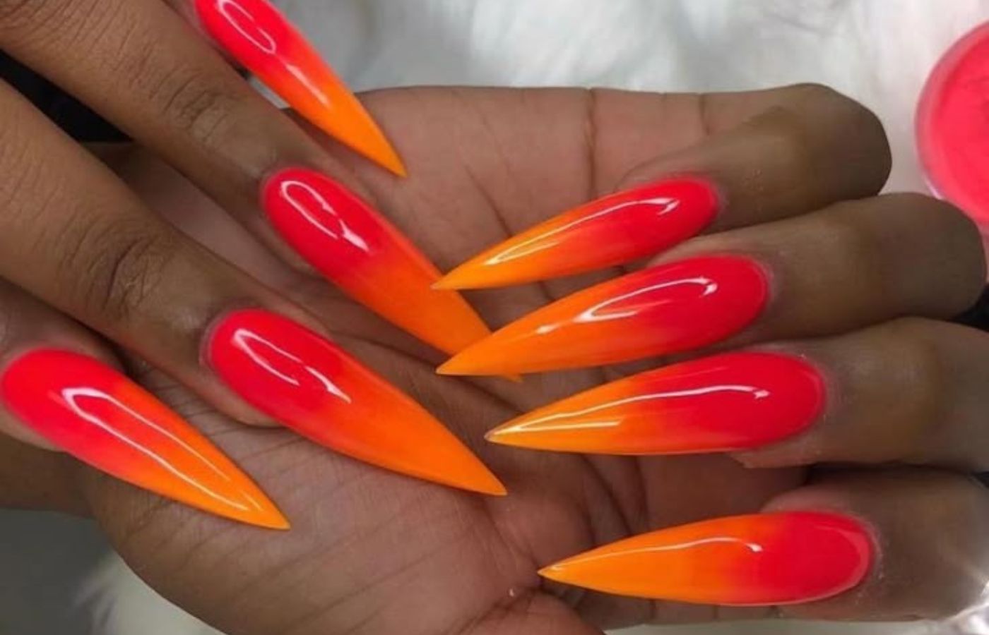 Unhas em degrade vermelho e laranja neon