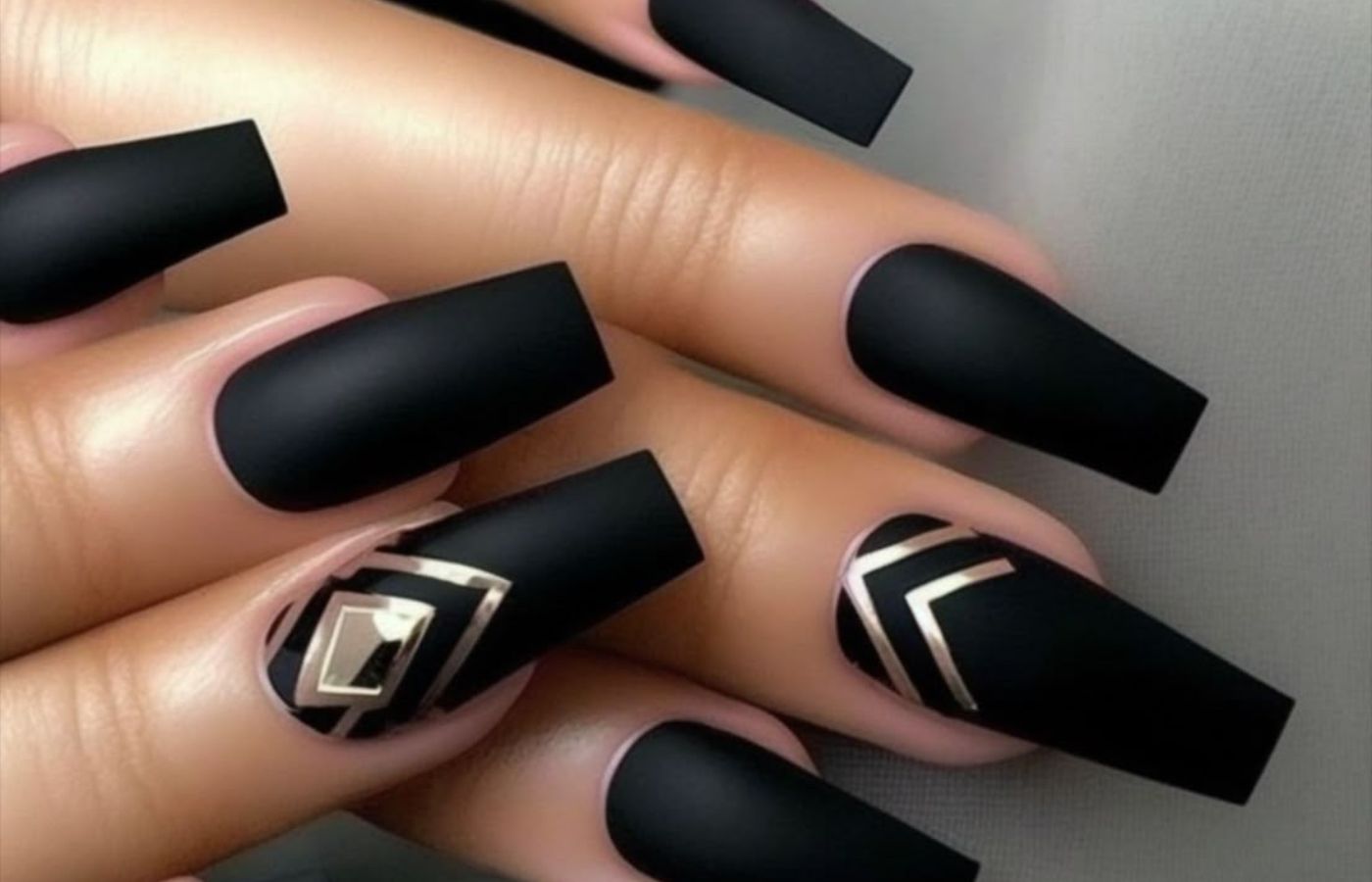 Unhas pretas decoradas