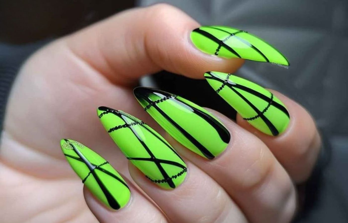 Unhas verde limão com traços em preto