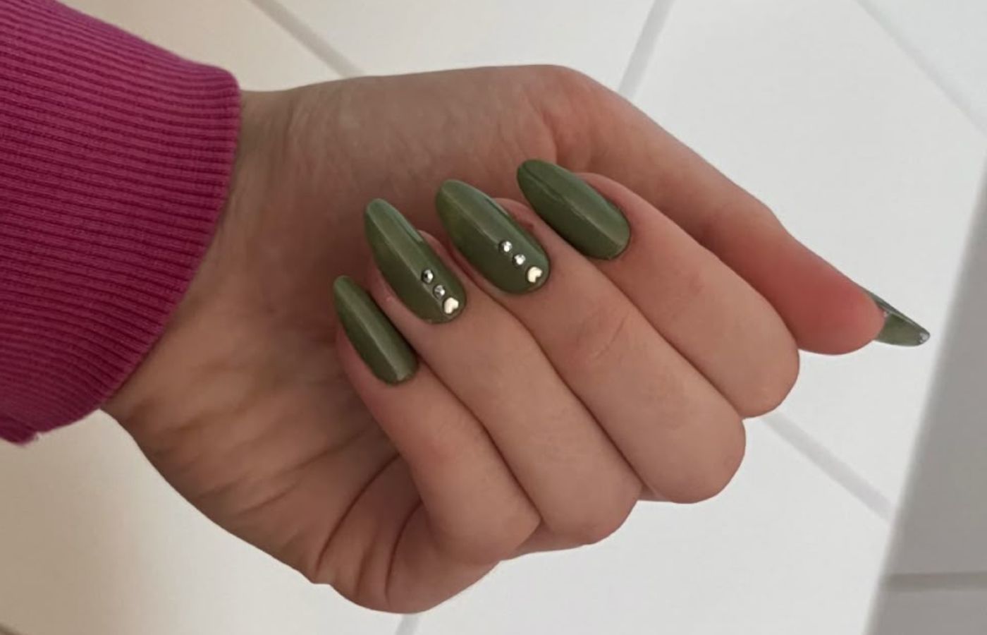 Unhas verde musgo decoradas com strass