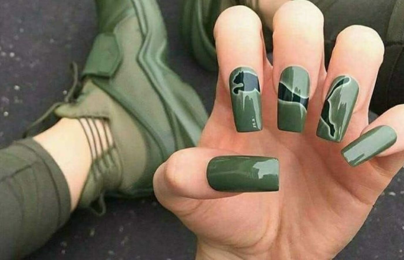 Unhas verde musgo decoradas