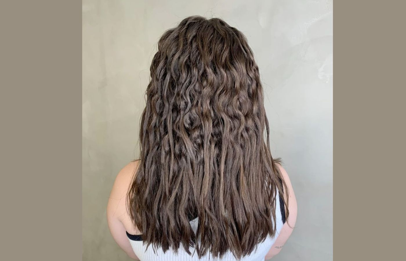 Jovem com cabelo com duas texturas