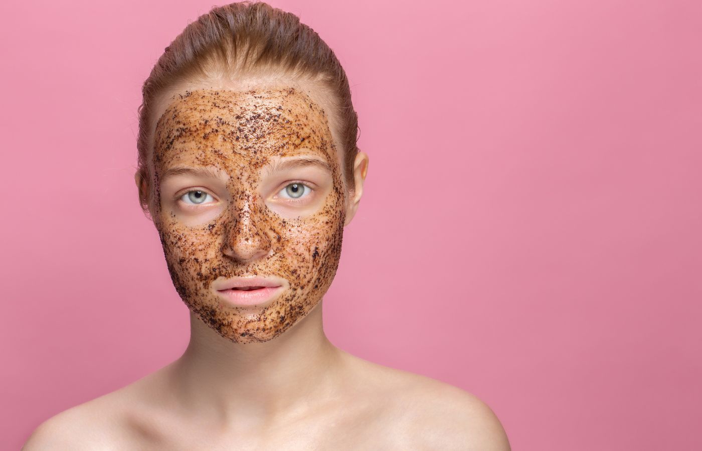 Jovem fazendo esfoliação facial
