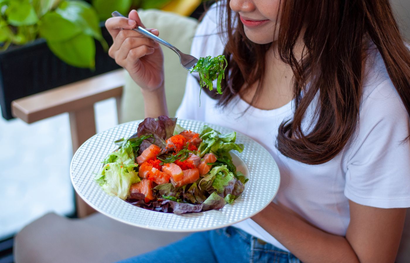 Mulher comendo salada