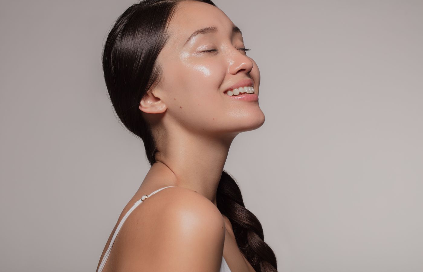 Mulher oriental com pele super bonita e hidratada