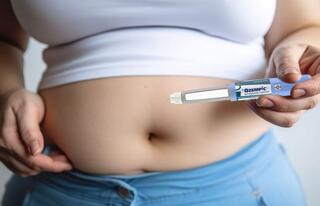 Ozempic Emagrece Mesmo Tudo o Que Você Precisa Saber Antes de Usar - Mulher aplicando Ozempic na barriga